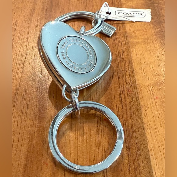 Coach turnlock heart shaped valet fob in silver tone & cream enamel NWT - Picture 10 of 13